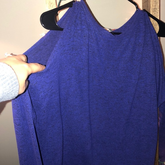 Asymmetric cold shoulder top - Picture 2 of 3